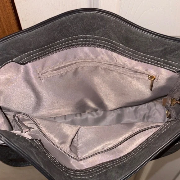 Stylish Gray Crossbody Bag with Leopard Strap - Picture 3 of 4